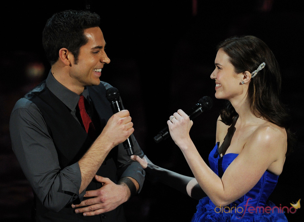 Zachary Levi Y Mandy Moore Cantado I See The Light Oscar