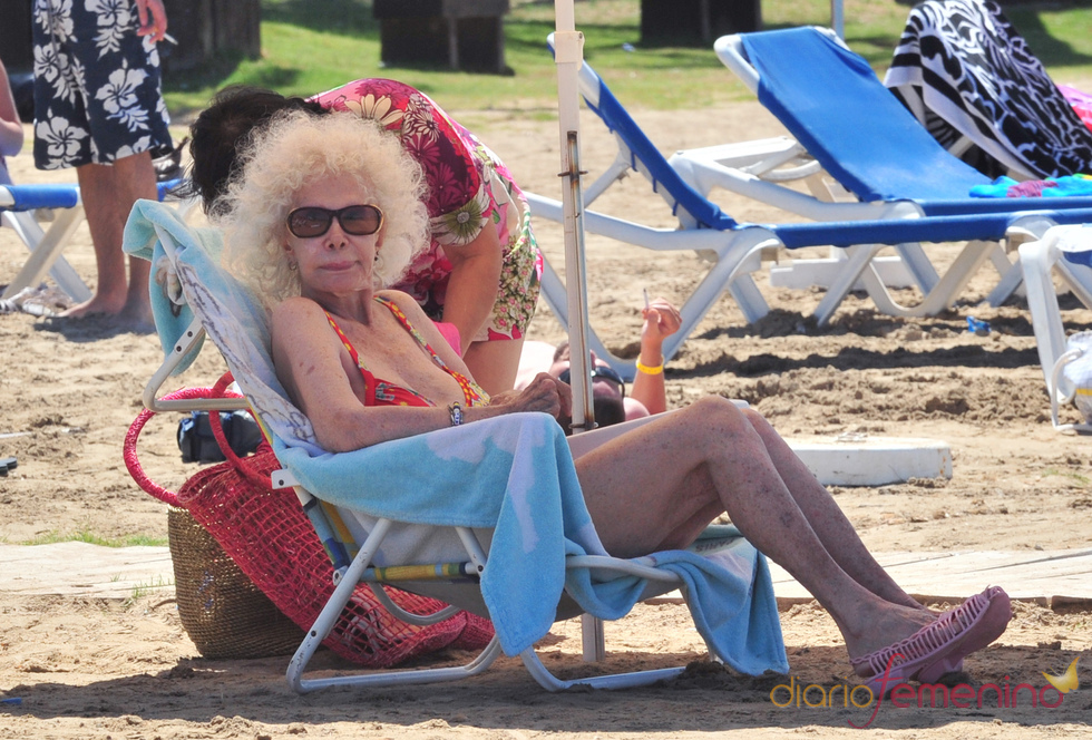 Пожилые бабушки без трусов загорают на пляже
