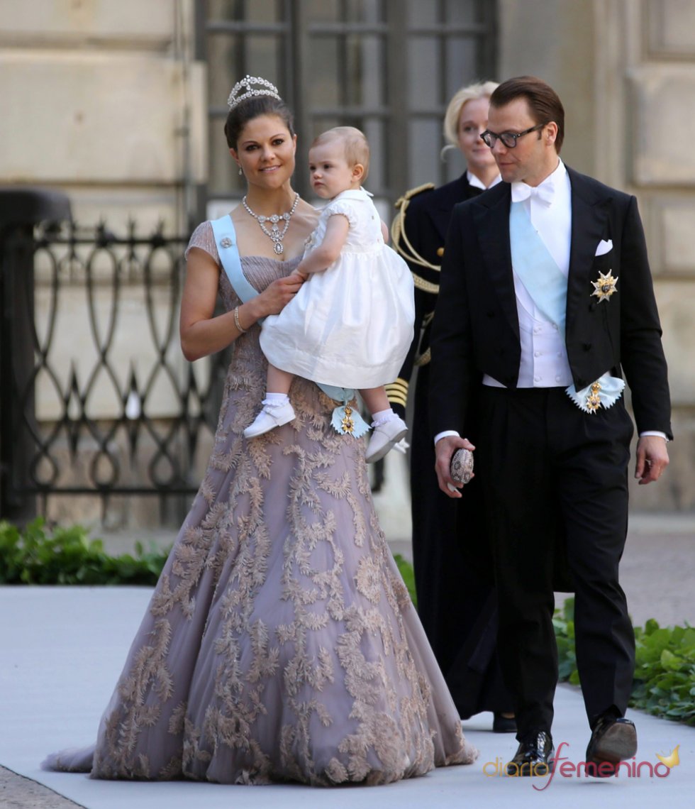 52519-la-princesa-victoria-con-su-hija-estelle-y-el-principe-daniel-en-la-boda-real-de-suecia.jpg