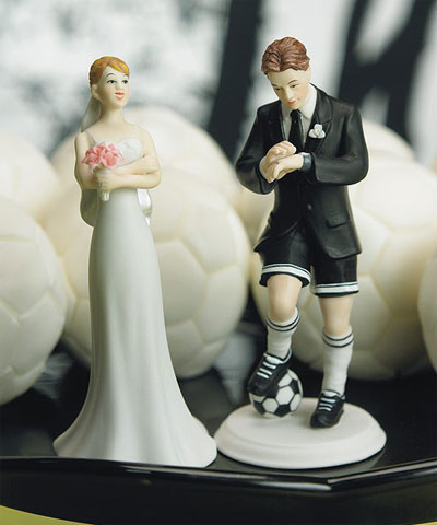 Figura para tarta de unos novios gastándose una divertida broma