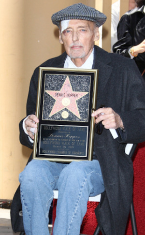 Dennis Hopper, enfermo de cáncer, recoge su estrella del paseo de la fama