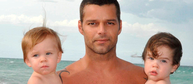 Ricky Martin posa desnudo con sus hijos