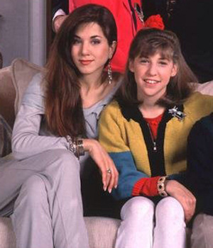 Jennifer Aniston y Mayim Bialik de jóvenes