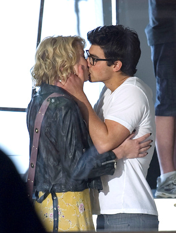 Joe jonas y chelsea staub se besan