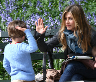 Jennifer Aniston con un niño