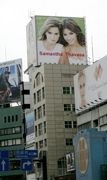 Penélope y Mónica Cruz con Samantha Thavasa en Japón