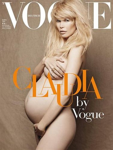 Claudia schiffer posa desnuda y embarazada para vogue