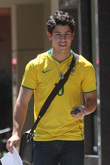 Nick Jonas con la camiseta de la selección brasileña antes del Mundial 2010
