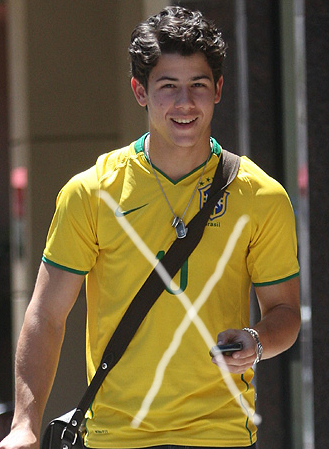 Nick Jonas con la camiseta de Brasil