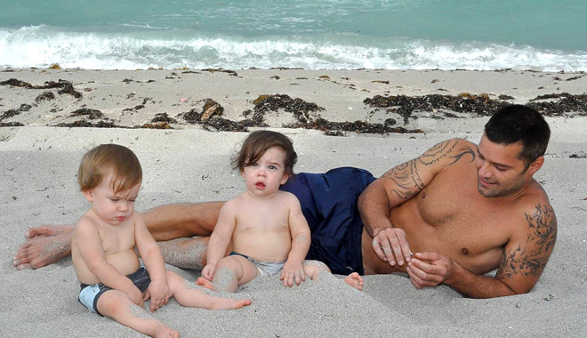 Ricky Martin con sus hijos con sus bebés