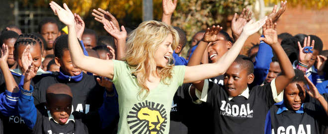 Shakira en una escuela de primaria de Sudafrica