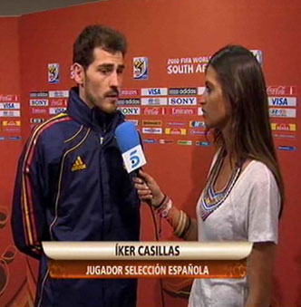La reportera Sara Carbonero de Telecinco entrevista a su novio Iker Casillas