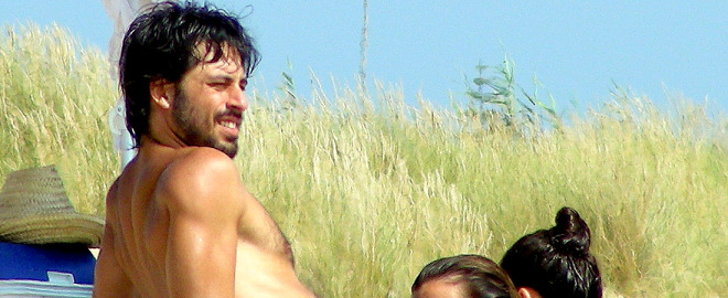 Hugo silva enseña torso en las playas de cadiz