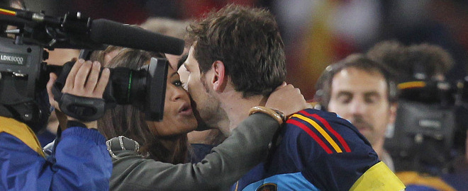 Sara Carbonero e iker casillas se besan tras el partido españa paraguay