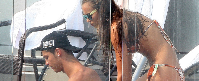 Cristiano ronaldo e irina shayk en la piscina