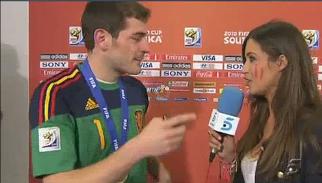 Entrevista y beso de Sara Carbonero e Iker Casillas tras la final del Mundial