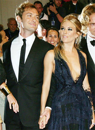 Jude Law y Sienna Miller juntos en boda asiática en Laos