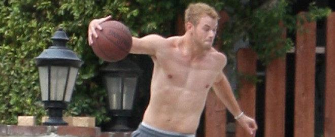 Kellan lutz jugando al basket sin camiseta