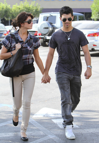 Joe Jonas y Ashley Greene, agarrados de la mano y 