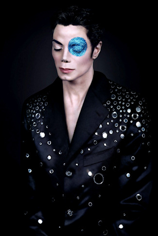 Michael Jackson con el ojo azul