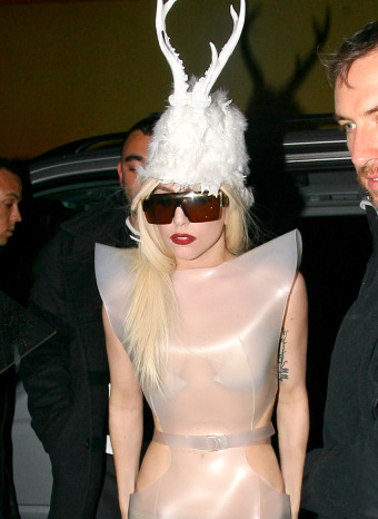 Lady Gaga con un sombrero de cuernos