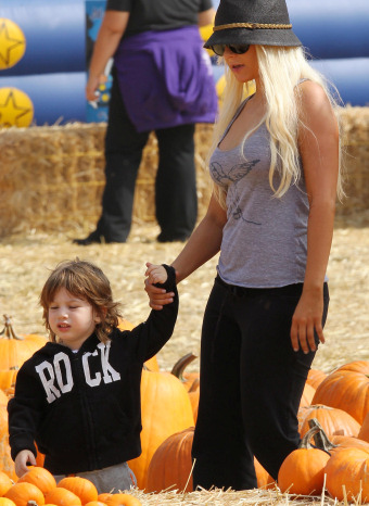 Christina Aguiler y su hijo en medio de calabazas