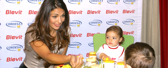 Lorena Bernal con los niños