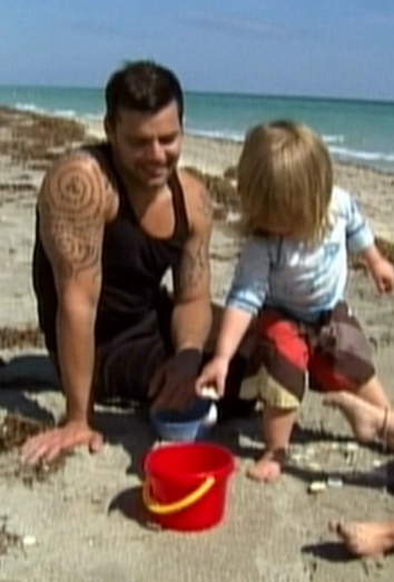 Ricky Martin en la playa con sus hijos