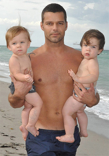 Ricky Martin con gemelos y madre de alquiler