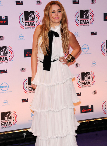Miley Cyrus posando en el photo call de los MTV EMA