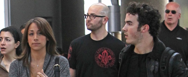 Kevin Jonas y su chica en el aeropuerto