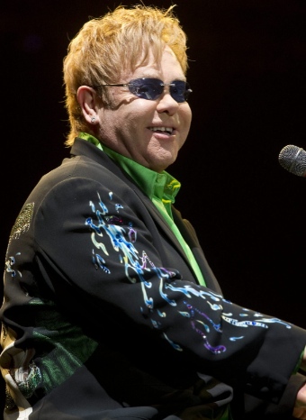 Elton John dirige un homenaje en el Día Mundial contra el Sida