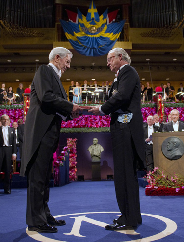 Mario Vargas Llosa recibe el Premio Nobel de la Literatura 2010
