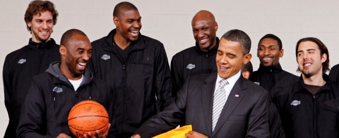 Barack Obama posa con los Lakers, campeones de la NBA