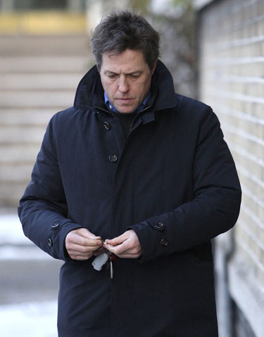 Hugh Grant, el mejor apoyo de Liz Hurley tras su divorcio de Arun Nayar