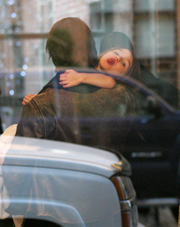 Suri cruise saca la lengua a la prensa