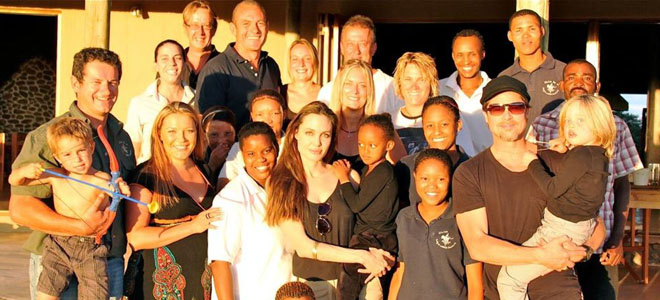 Brad Pitt y Angelina Jolie felicitan el año 2011 desde Namibia junto a sus hijos