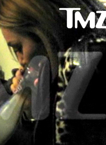 miley cyrus fumando pipa