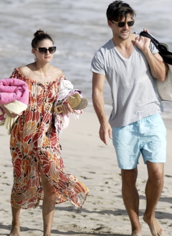 Olivia Palermo y Johannes Huebl pasean por la playa