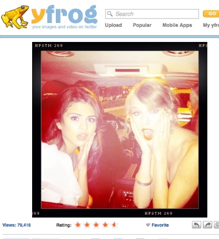 Selena y Taylor en el coche de camino a la fiesta