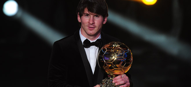 Leo Messi, FIFA Balón de Oro 2010, vence a Ándres Iniesta y Xavi