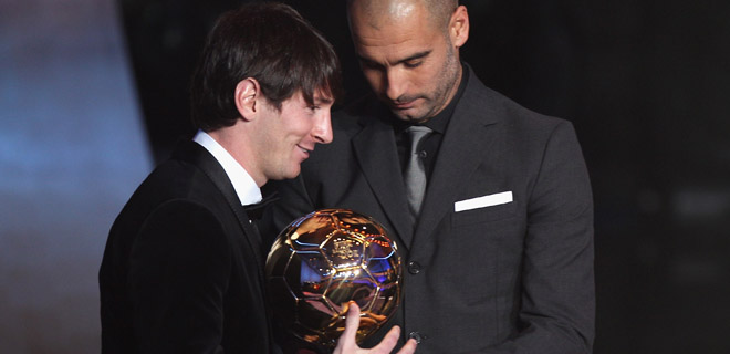 Guardiola entrega el FIFA Balón de Oro 2011 a Leo Messi