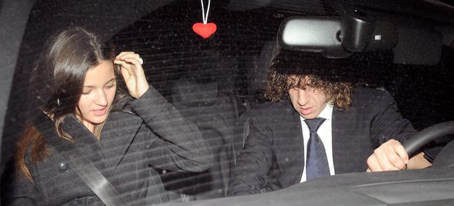 Carles Puyol y Malena Costa regresan a Barcelona después de la gala FIFA Balón de Oro 2010