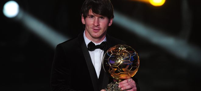 Leo Messi, con el FIFA Balón de Oro 2010, pero sin su novia Antonella Roccuzzo