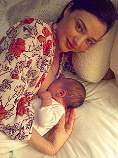 Miranda kerr amamanta bebe