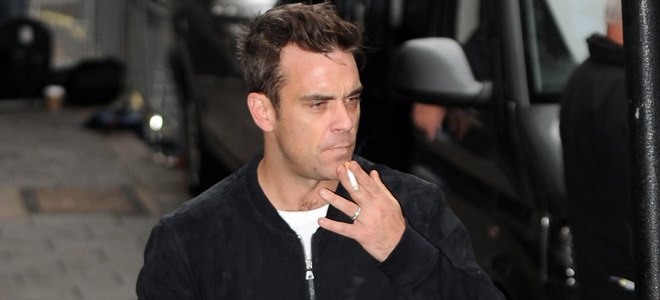 Ley Antitabaco: el reto de los famosos fumadores Robbie Williams