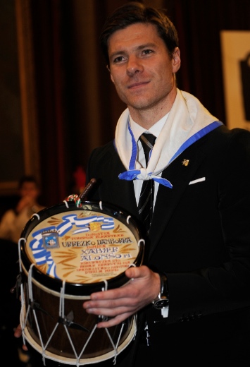 Xabi recibe el Tambor de Oro