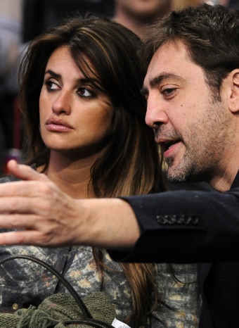 Javier Bardem y Penélope Cruz en un partido de los Lakers