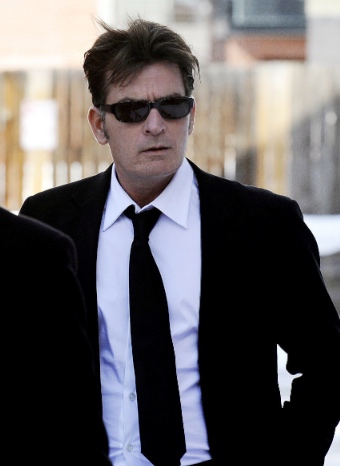 Charlie Sheen ingresado de urgencia tras una juerga