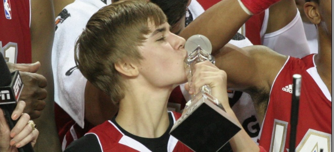 Justin Bieber al final del partido con su premio